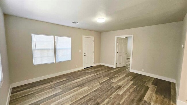 Building Photo - 1424 NE 10th St