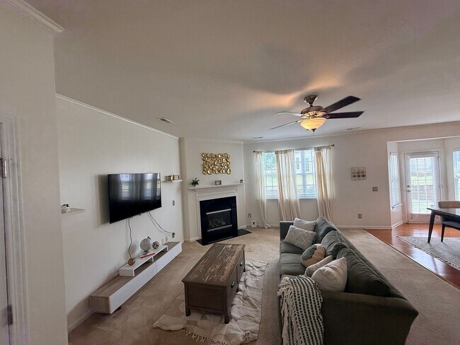Building Photo - Beautiful home in Ballantyne