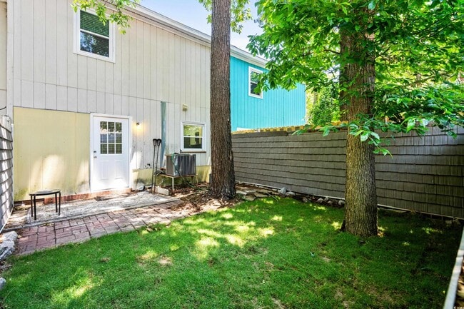 Building Photo - 715 Pine Dr