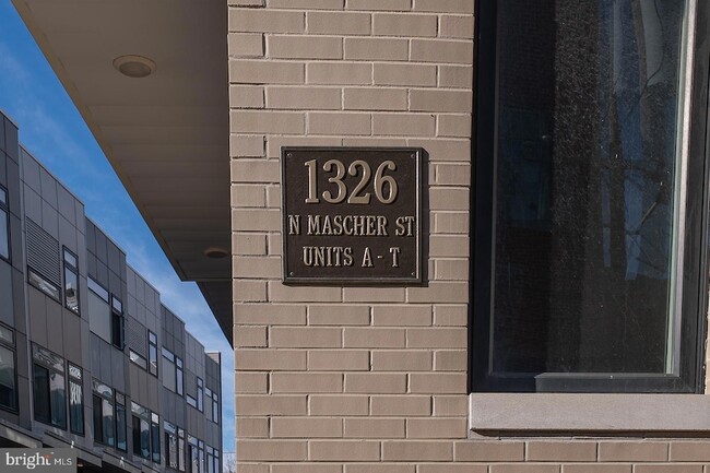 Building Photo - 1326 N Mascher St