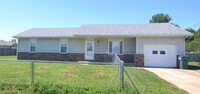 Building Photo - 4 bed, 2 bath house!