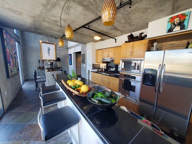 Building Photo - Downtown Loft living in Little Italy