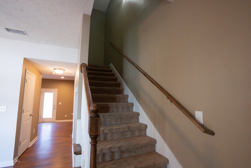 Building Photo - 825 Lower Park Pl