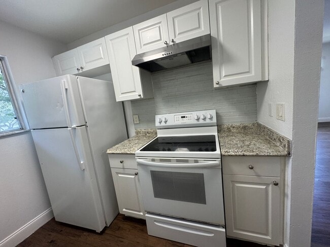 Building Photo - Top Floor All To Yourself! July Rent Free!...