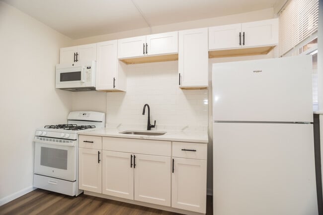 Building Photo - 6405 N Hamilton Ave