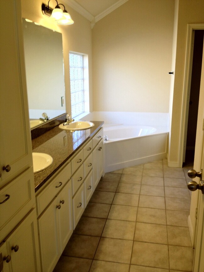 Building Photo - 1213pho