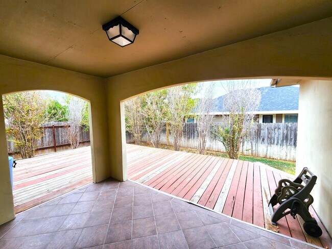 Building Photo - 204 Javier Dr