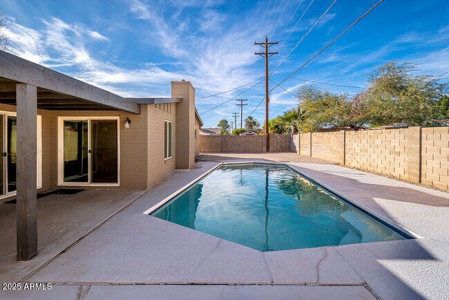 Building Photo - 3314 E Cypress St