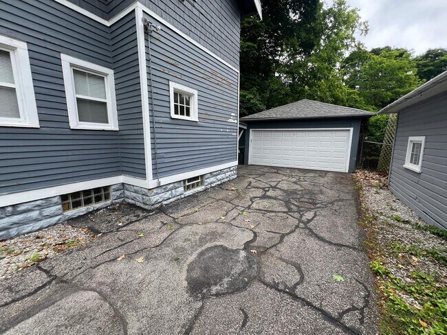 Building Photo - 1741 Middlehurst Rd