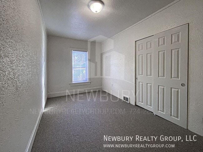 Building Photo - 33 Hickory St