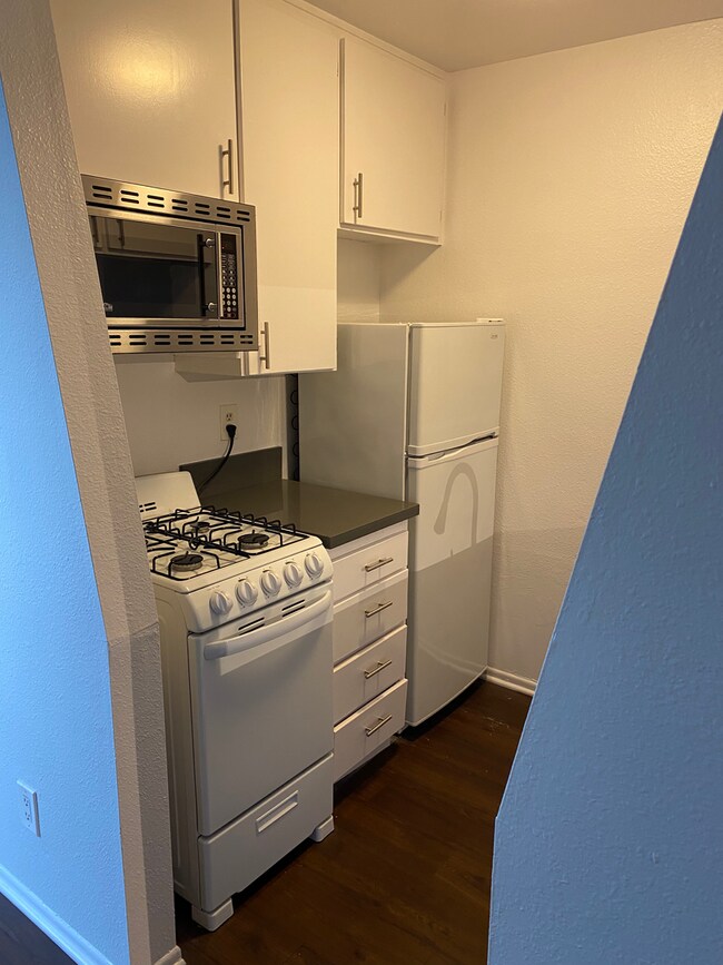 Interior Photo - 641 Gayley Ave