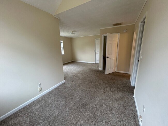 Building Photo - 6 Priscilla Dr