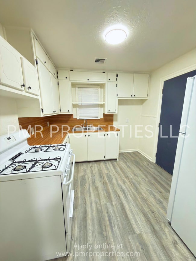 Building Photo - 2 Bedrooms/1 Bathroom House