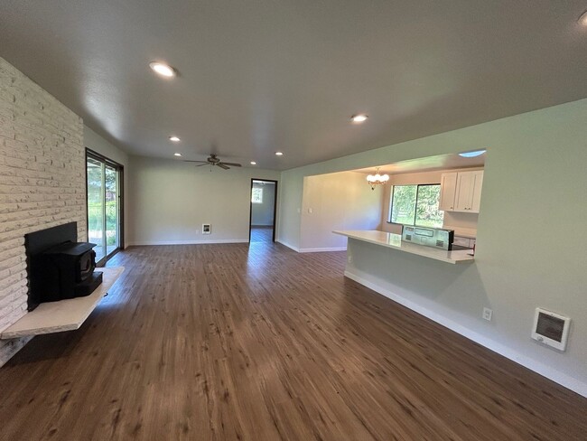 Building Photo - Updated 3+ bedroom 2 bath home in country ...