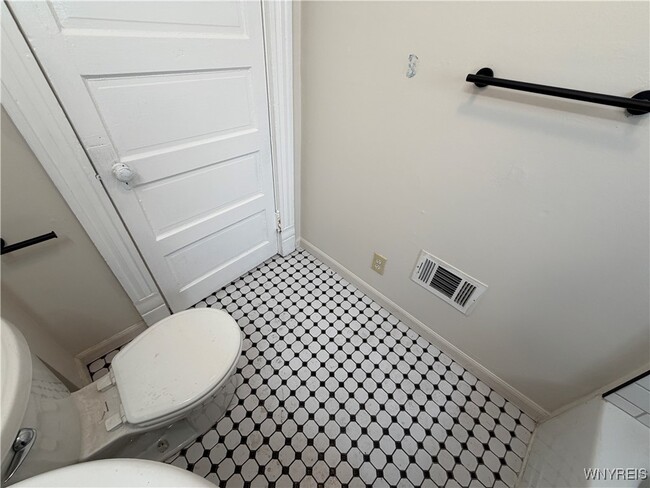 Building Photo - 180 Richmond Ave