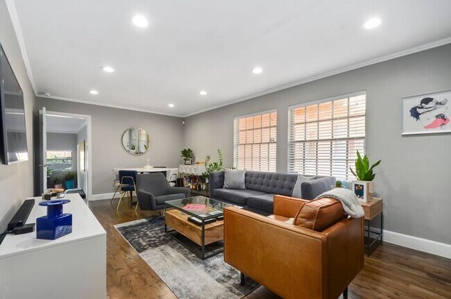 Building Photo - 2/2 condo downtown-Walk to Lake Eola