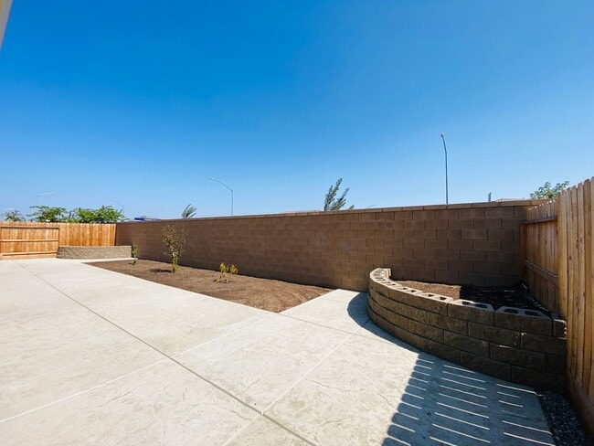 Building Photo - $2,495 Leonard & Ashlan, 3 Bedroom Home - ...