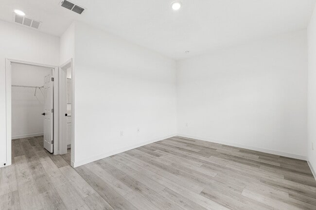 Building Photo - Modern Living Meets Comfort – Stunning 3 Bed, 2 Bath Home!