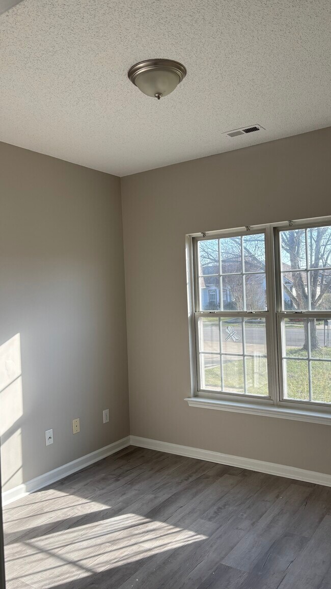 Building Photo - 12045 Evergreen Hollow Dr