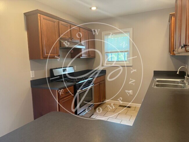 Building Photo - Charming 4 bedroom 2 bathroom close to the University of Toledo.