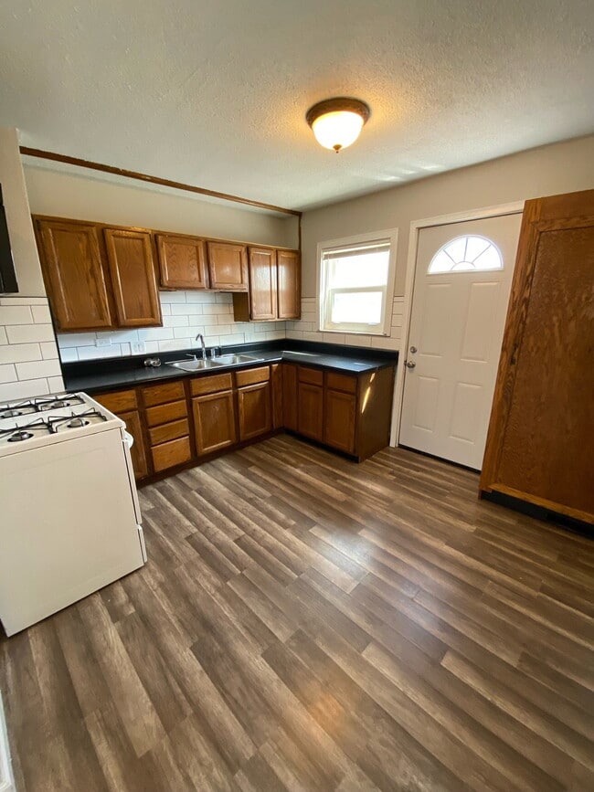 Building Photo - 7 Briarcliff Dr