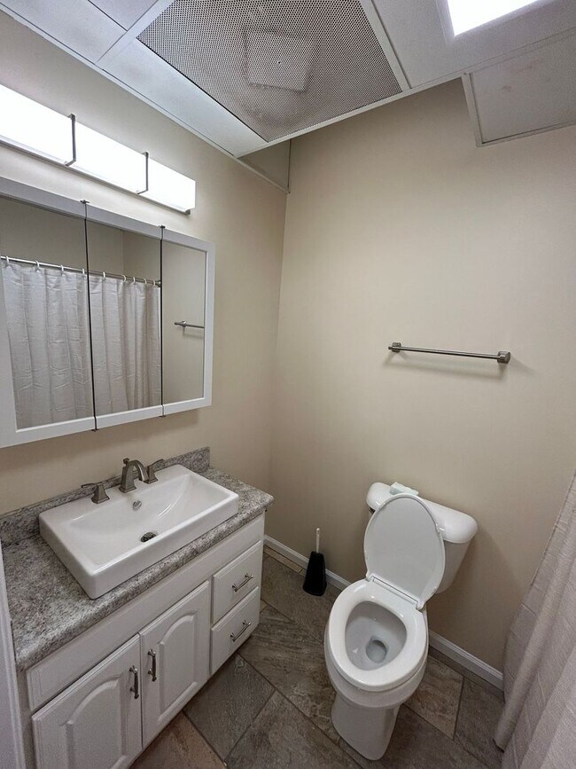 Building Photo - 0004