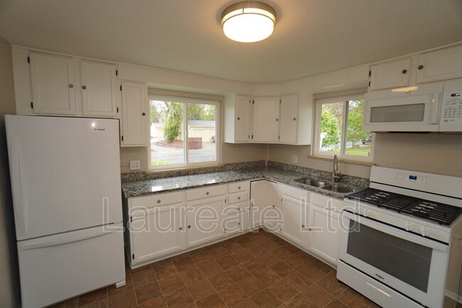 Building Photo - 2258 W Maplewood Ave
