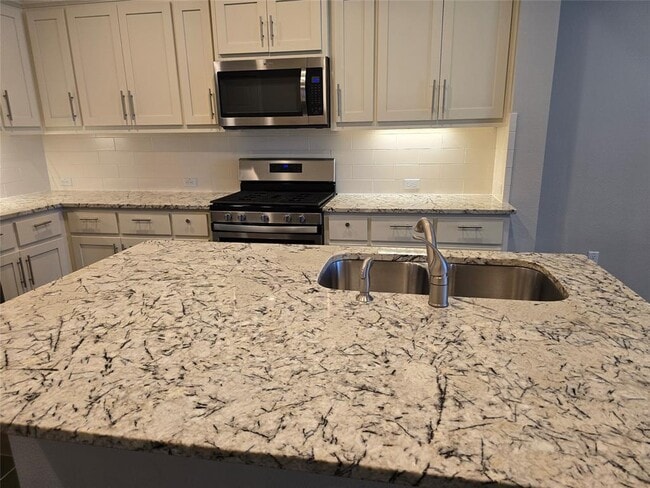 Building Photo - 13800 Lyndhurst St