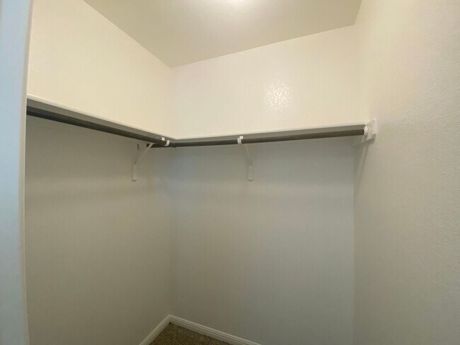 Building Photo - Updated Home in Pioneer Crossing! Available for July!