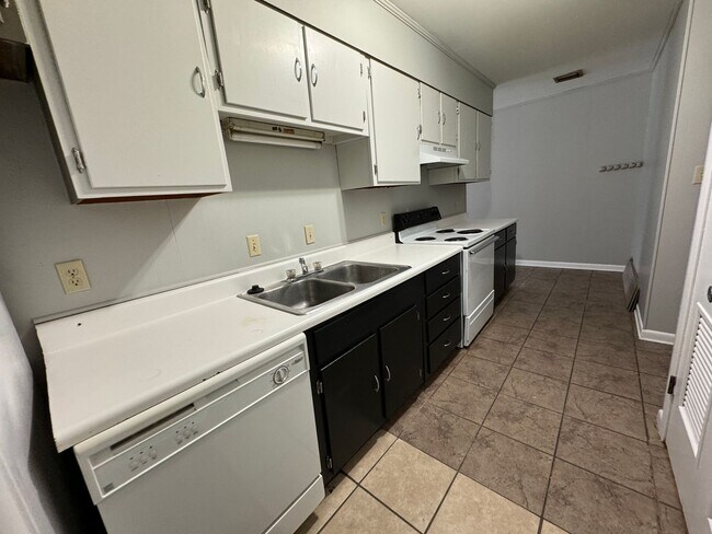Building Photo - 643 W Matthews Ave