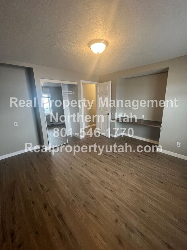 Building Photo - 6 Bed 3.5 Bath Rambler Home in Layton Available!