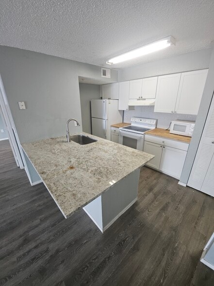 Building Photo - 4105 Tropical Isle Blvd