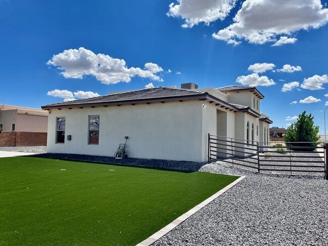 Building Photo - 8024 Canoncito Dr