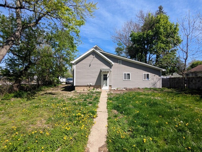 Building Photo - 716 Community St