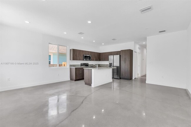 Building Photo - 638 NW 15th Ave