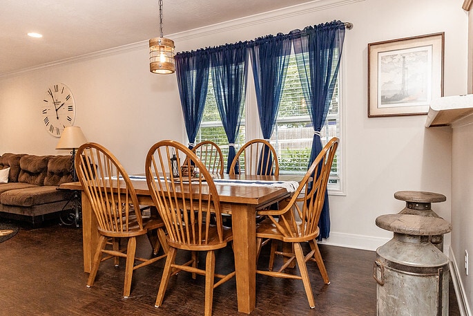 Dining Area w/ Seating for 8 - 1004 Pecan St