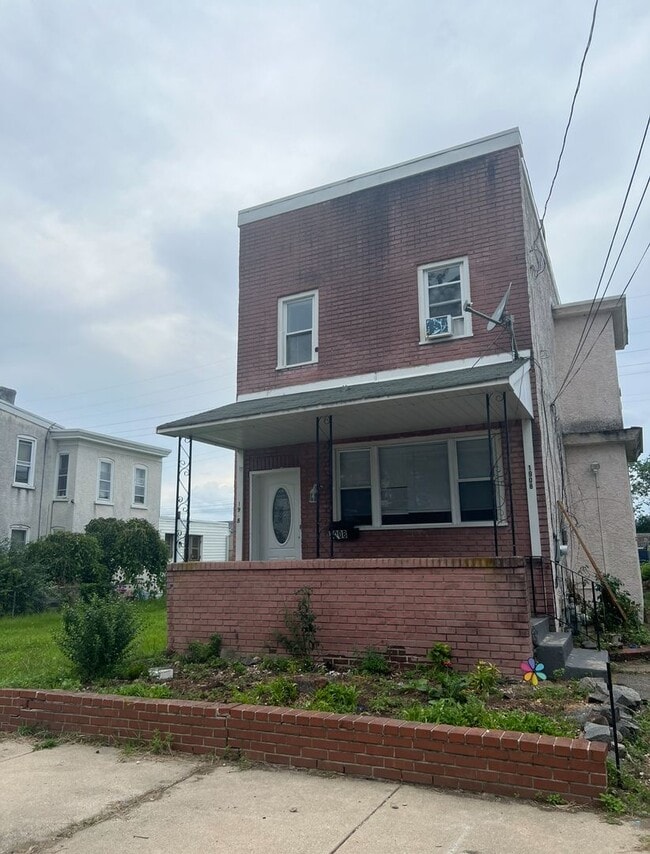 Building Photo - Renovated 3 Bedroom 3 Bathroom Single Fami...