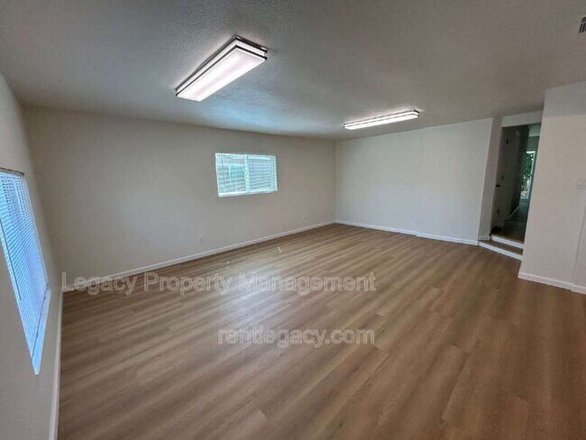 Building Photo - 1525 James St