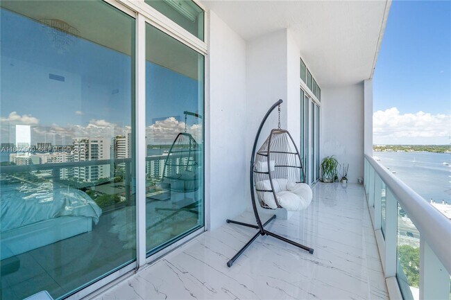 Building Photo - 7900 Harbor Island Dr