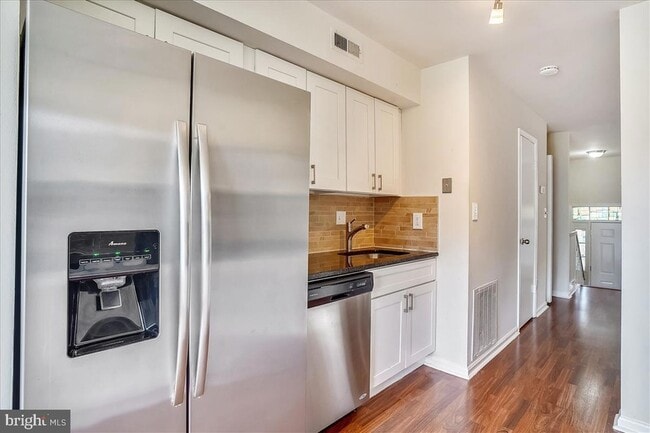 Building Photo - 8830 Thomas Lea Terrace