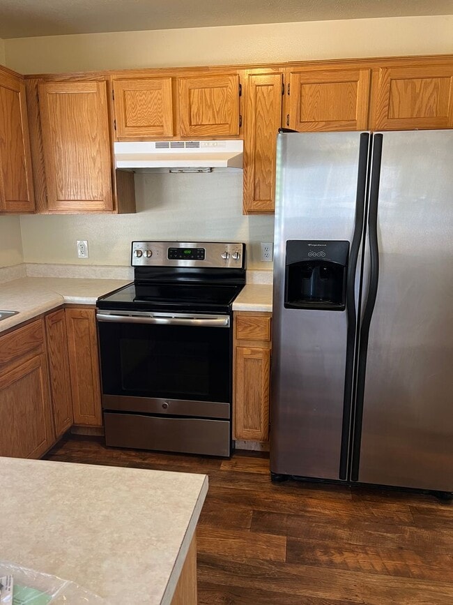 Building Photo - Nice 3 Bedroom, 2.5 bathroom townhome in S...