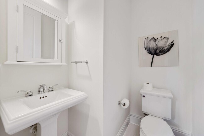 Building Photo - 285 SE 6th Ave