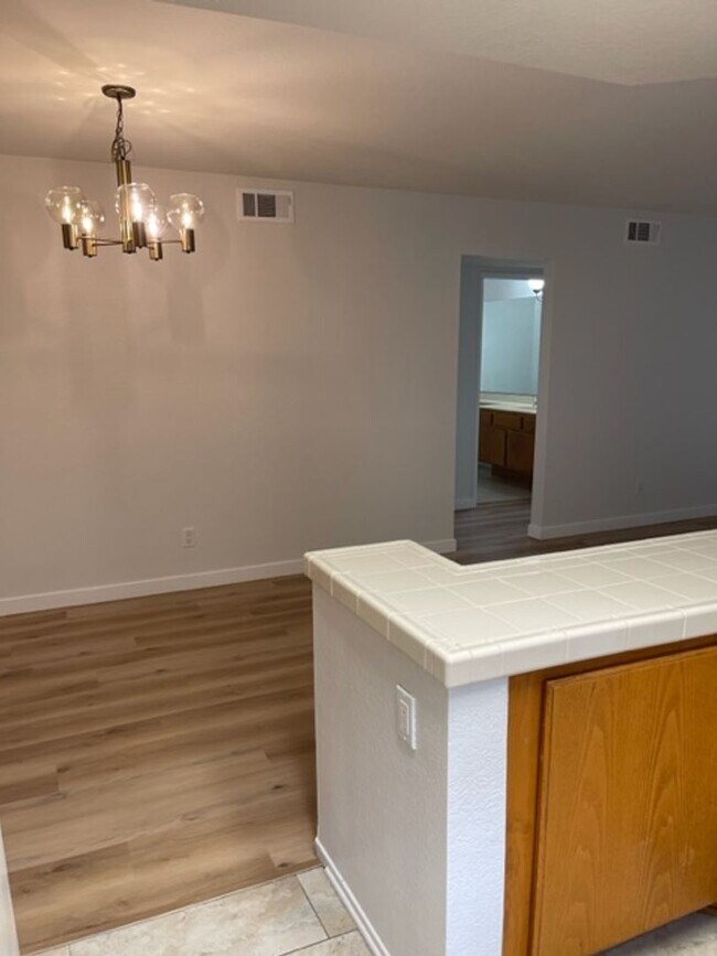 Building Photo - Large 2 Bedroom, 2 Bath Condo with 2 Parki...