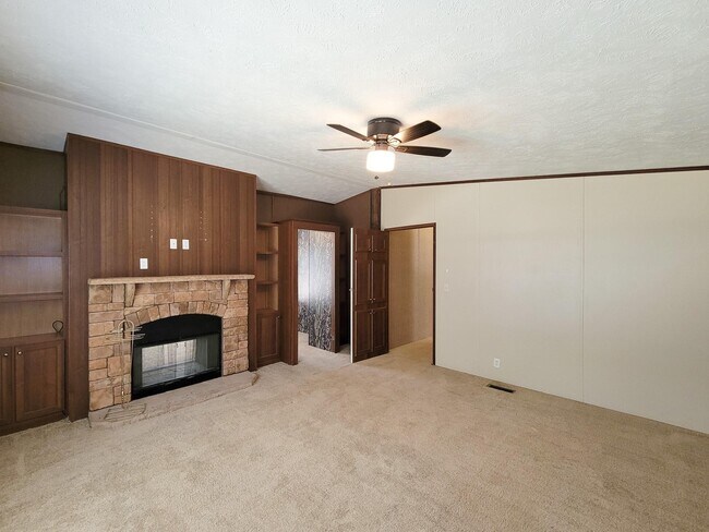 Building Photo - 10754 Lake Shore Dr