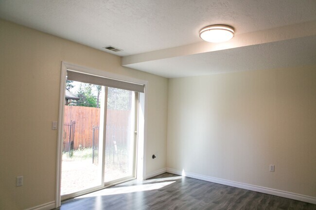Building Photo - 4 bedroom 3 bath house for rent- Great location in Milwaukie, OR!
