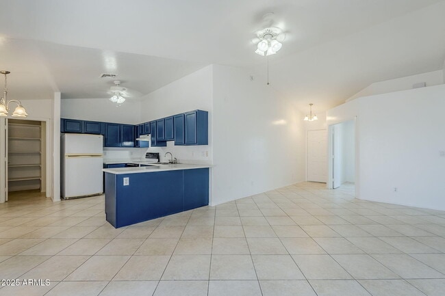 Building Photo - 678 S Silver Dr