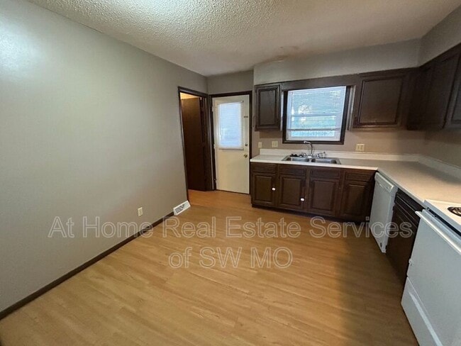 Building Photo - 621 Meadowview Dr