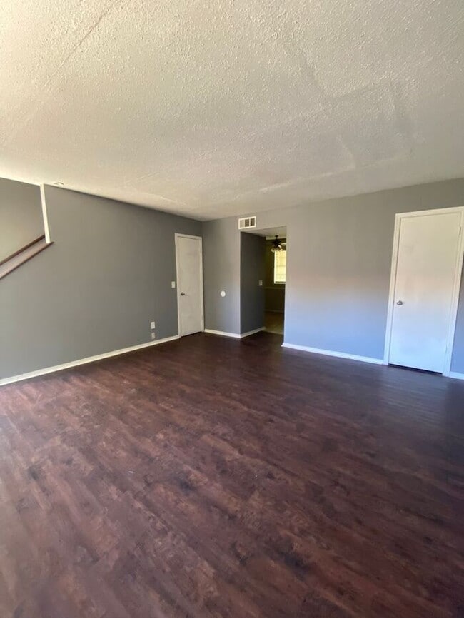 Building Photo - 2 Bedroom 1.5 Bath Apt at the Monterey Square Apts NW OKC