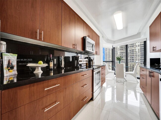 Building Photo - 20281 E Country Club Dr