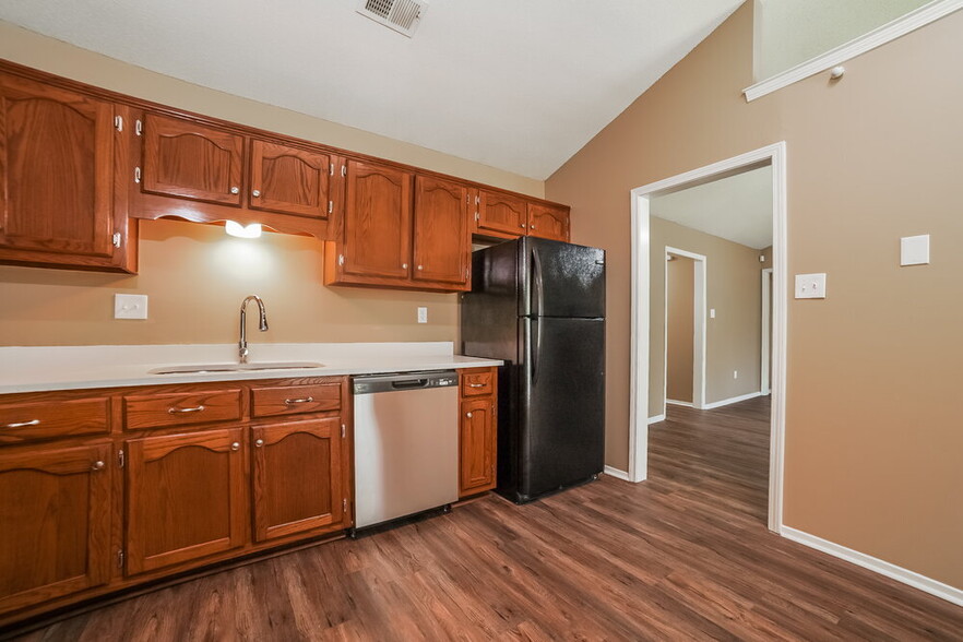 Building Photo - 10674 Oak Leaf Dr